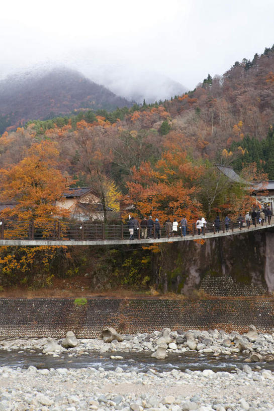 东方人,登山者,走,竖图,室外,白天,侧面,旅游,度假,美景,树林,植物,叶子,日本,亚洲,许多,阴影,光线,木板,影子,景观,云,云朵,桥,枯叶,落叶,木桥,许多人,云彩,黄种人,娱乐,栈桥,树,树木,红色,蓝色,绿色,白云,蓝天,天空,阳光,自然,天,一群人,享受,休闲,景色,放松,生长,晴朗,成长,人行桥,木板桥,自然风光,东亚,本州,本州岛,日本国,中部地方,岐阜,岐阜县,男人,男性,年轻男性,年轻女性,女人,女性,亚洲人,叶,叶片,晴空,步行,散步,走路,彩图,全身,大野郡,白川村