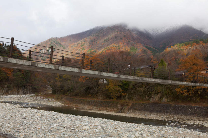 东方人,登山者,走,横图,室外,白天,侧面,旅游,度假,美景,树林,植物,叶子,日本,亚洲,许多,阴影,光线,木板,影子,景观,云,云朵,桥,枯叶,落叶,木桥,许多人,云彩,黄种人,娱乐,栈桥,树,树木,红色,蓝色,绿色,白云,蓝天,天空,阳光,自然,天,一群人,享受,休闲,景色,放松,生长,晴朗,成长,人行桥,木板桥,自然风光,东亚,本州,本州岛,日本国,中部地方,岐阜,岐阜县,男人,男性,年轻男性,年轻女性,女人,女性,亚洲人,叶,叶片,晴空,步行,散步,走路,彩图,全身,大野郡,白川村