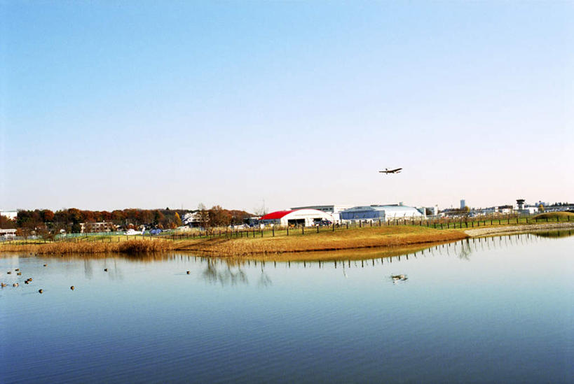 无人,家,栏杆,横图,室外,白天,仰视,旅游,度假,湖,湖泊,美景,秋季,水,植物,飞机,东京,日本,亚洲,阴影,光线,影子,栅栏,房屋,屋子,湖面,景观,篱笆,水流,水面,围栏,交通,娱乐,航空,护栏,楼房,住宅,树,树木,蓝色,绿色,蓝天,天空,阳光,自然,交通工具,湖水,天,享受,休闲,景色,放松,运输,生长,晴朗,成长,自然风光,载具,东亚,本州,万里无云,关东地方,本州岛,日本国,东京都,晴空,晴空万里,秋,秋天,彩图,低角度拍摄,房子