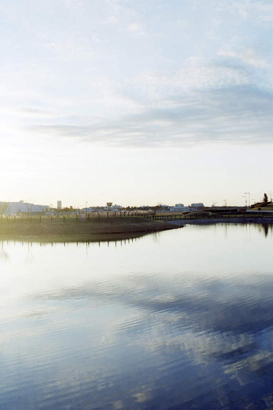 无人,栏杆,竖图,室外,白天,正面,旅游,度假,湖,湖泊,美景,水,植物,东京,日本,亚洲,阴影,光线,影子,栅栏,湖面,景观,篱笆,水流,水面,云,云朵,围栏,云彩,娱乐,护栏,树,树木,蓝色,绿色,白云,蓝天,天空,阳光,自然,湖水,天,享受,休闲,景色,放松,生长,晴朗,成长,自然风光,东亚,本州,关东地方,本州岛,日本国,东京都,晴空,彩图