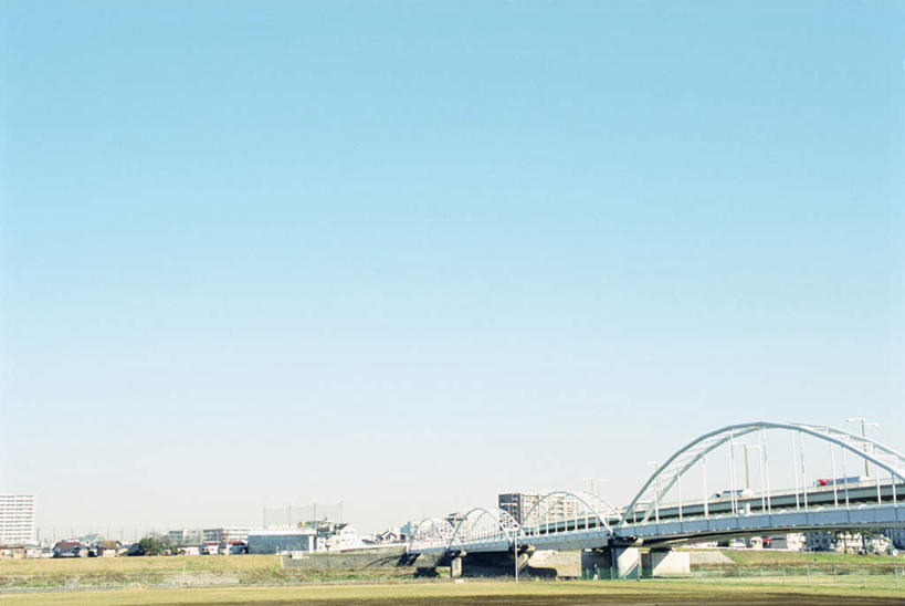 无人,家,栏杆,横图,室外,白天,仰视,旅游,度假,草地,草坪,美景,植物,大桥,卡车,立交桥,桥梁,汽车,东京,日本,亚洲,阴影,光线,影子,栅栏,房屋,屋子,景观,篱笆,高架,围栏,斜拉桥,桥,娱乐,护栏,楼房,住宅,车,草,蓝色,绿色,蓝天,天空,阳光,自然,交通工具,天,享受,休闲,景色,放松,晴朗,自然风光,载具,东亚,本州,万里无云,关东地方,本州岛,日本国,东京都,晴空,晴空万里,彩图,低角度拍摄,房子