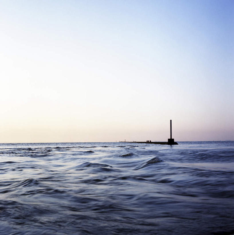 无人,码头,竖图,室外,白天,正面,旅游,度假,海浪,海洋,美景,道路,港口,日本,亚洲,阴影,光线,信息,影子,景观,浪花,水平线,辽阔,灯塔,交通,海平线,方向,娱乐,蓝色,蓝天,天空,阳光,自然,海水,天,享受,休闲,广阔,景色,放松,晴朗,引导,指引,一望无际,自然风光,海景,东亚,本州,万里无云,三重县,本州岛,日本国,近畿地方,近畿,航标,三重,无边无际,一马平川,大海,风浪,海,海水的波动,近岸浪,涌浪,晴空,晴空万里,彩图,摆渡口,埠头,渡口,渡头,港湾,海港,货运码头,口岸,商港,水天相接,水天一线,导航