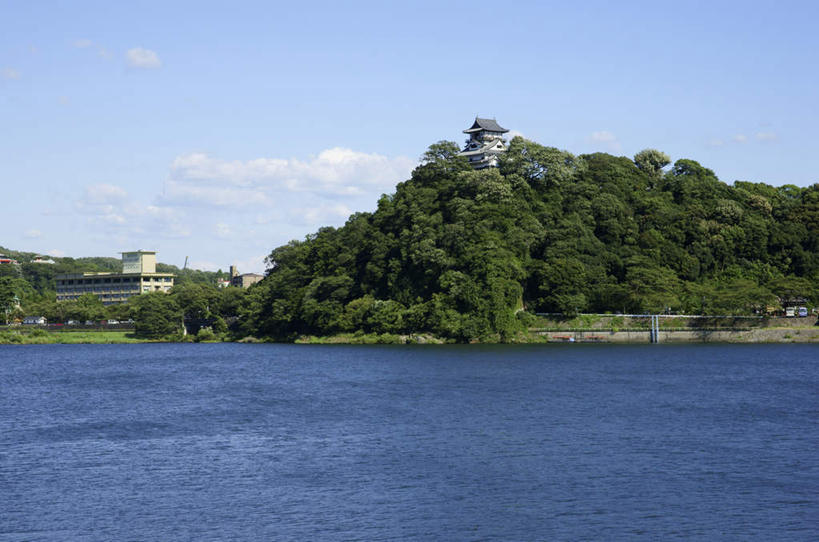 无人,家,寺庙,横图,室外,白天,正面,旅游,度假,湖,湖泊,美景,树林,水,植物,爱知县,日本,亚洲,阴影,节日,光线,影子,房屋,屋子,湖面,景观,水流,水面,云,云朵,燃烧,云彩,文化,娱乐,楼房,住宅,树,树木,蓝色,绿色,白云,蓝天,天空,阳光,自然,香火,庙宇,湖水,天,祈祷,享受,休闲,健康,景色,放松,许愿,宗教,信仰,生长,晴朗,成长,纪念,祈求,自然风光,东亚,本州,本州岛,日本国,中部地方,爱知,平安,晴空,彩图,房子,庙,寺