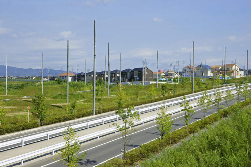 无人,家,寺庙,横图,俯视,室外,白天,度假,石头,美景,山,山脉,树林,植物,城市风光,城市,大桥,立交桥,桥梁,爱知县,日本,亚洲,阴影,节日,电力,光线,电线,电线杆,石子,线,影子,房屋,屋子,景观,山顶,山峰,云,云朵,高架,斜拉桥,桥,电能,山峦,燃烧,线路,云彩,文化,娱乐,楼房,住宅,树,树木,蓝色,绿色,白云,蓝天,天空,阳光,自然,香火,庙宇,群山,天,祈祷,享受,休闲,健康,景色,放松,许愿,宗教,信仰,生长,晴朗,成长,纪念,电,电源,祈求,能量,东亚,沉积岩,本州,本州岛,日本国,中部地方,爱知,颠峰,极峰,水成岩,平安,石块,岩石,晴空,彩图,高角度拍摄,房子,庙,寺