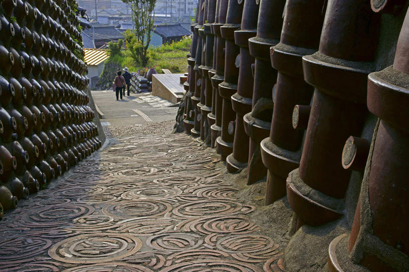 两个人,家,木屋,栏杆,横图,室外,白天,正面,旅游,度假,美景,植物,道路,路,爱知县,日本,亚洲,一根,阴影,电力,光线,电线,电线杆,盆栽,线,影子,栅栏,景观,篱笆,围栏,小路,盆景,电能,交通,线路,娱乐,护栏,住宅,树,树木,蓝色,绿色,蓝天,天空,阳光,自然,天,享受,休闲,景色,放松,乡间小路,生长,成长,电,电源,自然风光,能量,东亚,本州,本州岛,日本国,中部地方,爱知,老年女性,女人,女性,彩图,茅舍,茅屋,棚屋,小木屋,小屋