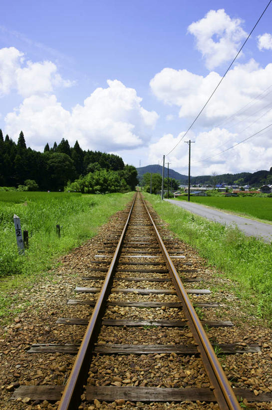 无人,家,农田,竖图,室外,白天,正面,旅游,度假,农业,庄稼,农作物,石头,美景,山,山脉,树林,植物,道路,路,铁路,日本,亚洲,三根,一排,阴影,整齐,电力,光线,电线,电线杆,石子,线,影子,房屋,屋子,稻田,景观,山顶,山峰,云,云朵,小路,电能,轨道,交通,铁轨,山峦,线路,云彩,娱乐,楼房,住宅,树,树木,排列,蓝色,绿色,白云,蓝天,天空,阳光,自然,群山,天,享受,休闲,景色,放松,运输,生长,晴朗,成长,电,电源,队列,自然风光,能量,东亚,沉积岩,本州,本州岛,日本国,中部地方,岐阜,岐阜县,颠峰,极峰,水成岩,石块,岩石,晴空,彩图,耕地,庄稼田,房子