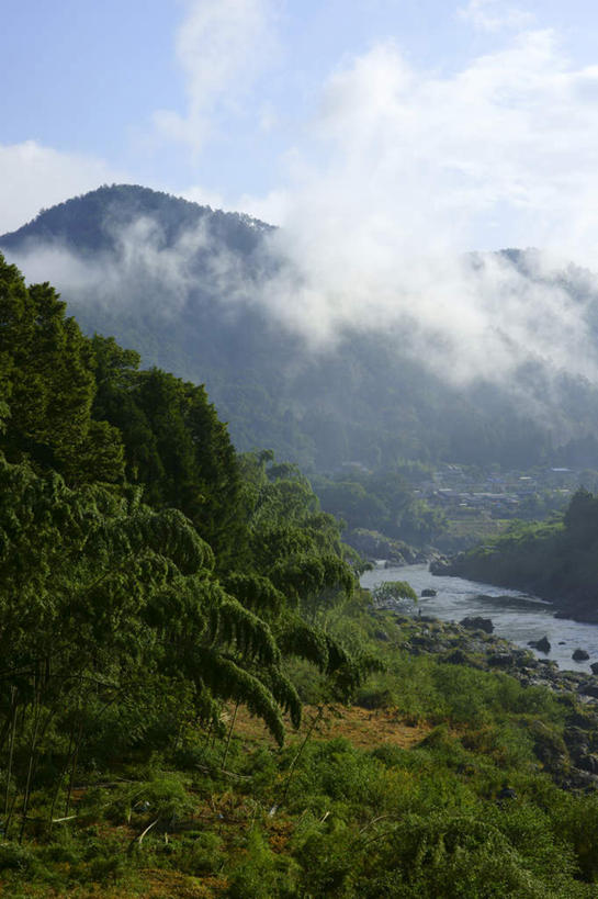 无人,家,竖图,室外,白天,正面,旅游,度假,湖,湖泊,石头,美景,山,山脉,树林,水,植物,雾,日本,亚洲,阴影,朦胧,模糊,光线,石子,影子,房屋,屋子,湖面,景观,山顶,山峰,水流,水面,云,云朵,山峦,云彩,娱乐,楼房,住宅,树,树木,蓝色,绿色,白云,蓝天,天空,阳光,自然,湖水,群山,天,享受,休闲,景色,放松,生长,晴朗,成长,迷雾,自然风光,东亚,沉积岩,本州,本州岛,日本国,中部地方,岐阜,岐阜县,颠峰,极峰,水成岩,石块,岩石,大雾,晴空,彩图,房子