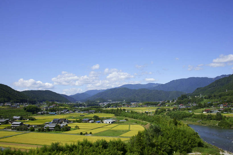 无人,家,农田,横图,室外,白天,正面,旅游,度假,农业,庄稼,梯田,农作物,湖,湖泊,石头,美景,山,山脉,水,植物,道路,路,日本,亚洲,许多,阴影,光线,信息,石子,影子,房屋,屋子,稻田,湖面,景观,山顶,山峰,水流,水面,云,云朵,小路,灯塔,交通,山峦,云彩,方向,娱乐,楼房,住宅,树,树木,蓝色,绿色,白云,蓝天,天空,阳光,自然,湖水,群山,天,享受,休闲,景色,放松,乡间小路,生长,晴朗,成长,引导,指引,自然风光,东亚,沉积岩,本州,本州岛,日本国,中部地方,岐阜,岐阜县,航标,颠峰,极峰,水成岩,石块,岩石,晴空,彩图,耕地,庄稼田,房子,导航