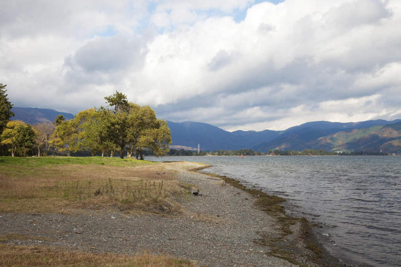 无人,横图,室外,白天,正面,旅游,度假,湖,湖泊,石头,美景,秋季,山,山脉,水,植物,叶子,日本,亚洲,阴影,光线,石子,影子,湖面,景观,山顶,山峰,水流,水面,云,云朵,枯叶,落叶,山峦,云彩,娱乐,树,树木,黄色,蓝色,绿色,白云,蓝天,天空,阳光,自然,湖水,群山,天,享受,休闲,景色,放松,生长,晴朗,成长,自然风光,东亚,沉积岩,本州,本州岛,日本国,近畿地方,近畿,滋贺,滋贺县,琵琶湖,颠峰,极峰,水成岩,叶,叶片,石块,岩石,晴空,秋,秋天,彩图