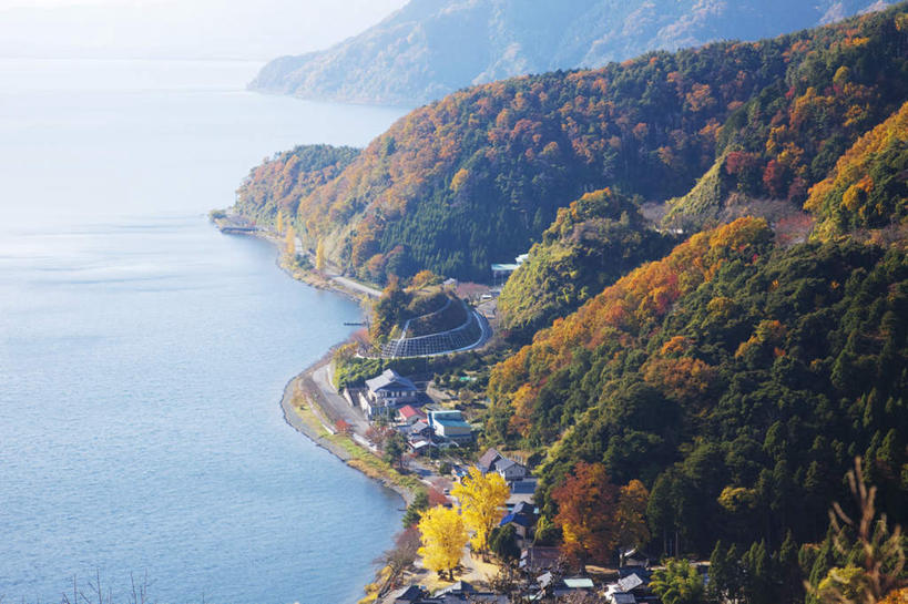 无人,家,横图,俯视,室外,白天,旅游,度假,湖,湖泊,石头,美景,秋季,山,山脉,水,植物,道路,路,公路,叶子,日本,亚洲,阴影,光线,石子,影子,栅栏,房屋,屋子,湖面,景观,山顶,山峰,水流,水面,枯叶,落叶,交通,山峦,娱乐,楼房,住宅,树,树木,黄色,红色,绿色,阳光,自然,湖水,群山,享受,休闲,景色,放松,生长,成长,自然风光,东亚,沉积岩,本州,本州岛,日本国,近畿地方,近畿,滋贺,滋贺县,琵琶湖,颠峰,极峰,水成岩,叶,叶片,石块,岩石,秋,秋天,马路,彩图,高角度拍摄,房子
