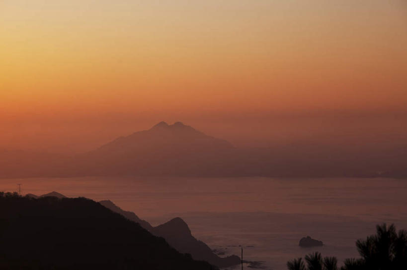 无人,横图,室外,白天,正面,旅游,度假,湖,湖泊,石头,美景,日落,山,山脉,树林,水,植物,日本,亚洲,一座,阴影,电力,光线,钢材,电缆,电线,石子,影子,支架,湖面,景观,山顶,山峰,水流,水面,晚霞,霞光,山峦,娱乐,电塔,树,树木,绿色,阳光,自然,黄昏,湖水,群山,享受,休闲,景色,彩霞,放松,生长,能源,成长,支撑,资源,自然风光,供电设备,东亚,沉积岩,高压电塔,高压输电线,本州,本州岛,日本国,中部地方,福井,福井县,高压电线塔,高压塔,颠峰,极峰,水成岩,石块,岩石,夕阳,彩图