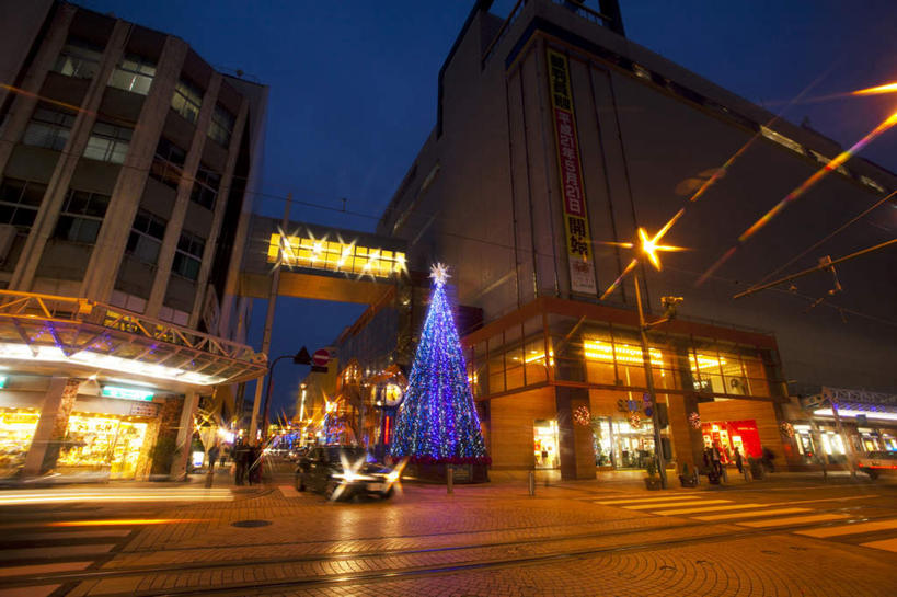 东方人,高楼大厦,横图,室外,夜晚,仰视,度假,美景,植物,城市风光,城市,大厦,道路,建筑,路,路灯,摩天大楼,商场,夜景,汽车,日本,圣诞节,亚洲,三辆,阴影,节日,庆祝,装饰,光线,影子,景观,建筑群,小路,灯光,圣诞树,交通,许多人,黄种人,文化,娱乐,建设,车,树,树木,一个,蓝色,绿色,蓝天,天空,自然,交通工具,轿车,天,一群人,庆典,享受,休闲,景色,放松,生长,单个,成长,纪念,华丽,修饰,点缀,载具,东亚,本州,本州岛,日本国,中部地方,福井,福井县,衬托,美观,雅致,雅观,男人,男性,年轻男性,年轻女性,女人,女性,亚洲人,半身,彩图,低角度拍摄,大楼,高层建筑,高楼,摩天楼