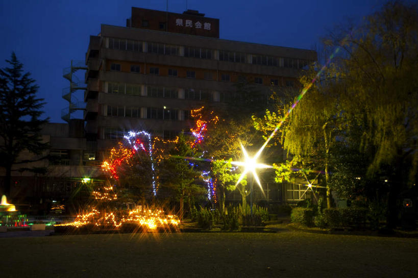 无人,家,高楼大厦,广场,栏杆,横图,室外,夜晚,正面,度假,草地,草坪,美景,植物,楼梯,城市风光,城市,大厦,道路,建筑,路,摩天大楼,夜景,日本,圣诞节,亚洲,阴影,节日,庆祝,装饰,光线,扶手,影子,房屋,阶梯,屋子,景观,公寓,建筑群,小路,灯光,交通,文化,娱乐,建设,洋房,护栏,楼房,台阶,住宅,草,树,树木,蓝色,绿色,蓝天,天空,自然,天,庆典,享受,休闲,景色,放松,生长,成长,纪念,华丽,修饰,点缀,东亚,本州,本州岛,日本国,中部地方,福井,福井县,衬托,美观,雅致,雅观,彩图,房子,大楼,高层建筑,高楼,摩天楼