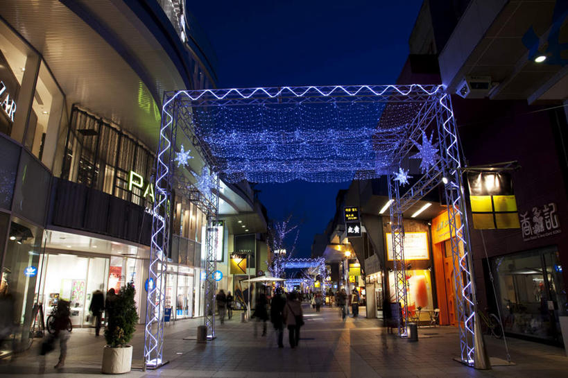 东方人,高楼大厦,横图,室外,夜晚,仰视,度假,幸福,纯洁,美景,植物,城市风光,标志建筑,城市,大厦,道路,地标,建筑,路,摩天大楼,商场,夜景,自行车,樱花,日本,圣诞节,亚洲,许多,阴影,节日,庆祝,装饰,光线,日文,标志,文字,影子,字符,景观,建筑群,小路,灯光,交通,许多人,黄种人,文化,娱乐,标识,建设,车,脚踏车,树,树木,蓝色,绿色,蓝天,天空,自然,交通工具,天,一群人,庆典,享受,休闲,景色,放松,生长,成长,等待,纪念,华丽,修饰,点缀,生命,载具,东亚,本州,本州岛,日本国,石川,石川县,中部地方,日语,衬托,美观,雅致,雅观,仙樱花,福岛樱,青肤樱,高尚,热烈,男人,男性,年轻男性,年轻女性,女人,女性,亚洲人,荆桃,半身,彩图,低角度拍摄,大楼,高层建筑,高楼,摩天楼