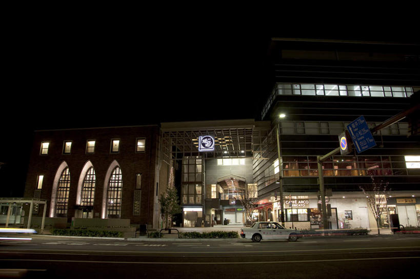 无人,高楼大厦,商店,广场,横图,室外,夜晚,正面,购物,度假,消费,草地,草坪,美景,植物,城市风光,超市,城市,大厦,道路,建筑,路,摩天大楼,夜景,公路,汽车,日本,圣诞节,亚洲,一辆,阴影,节日,庆祝,光线,影子,景观,建筑群,灯光,交通,文化,娱乐,建设,路牌,车,草,树,树木,两个,蓝色,绿色,蓝天,天空,自然,交通工具,轿车,天,庆典,享受,休闲,景色,放松,金融,百货,生长,成长,纪念,载具,选购,贸易,百货公司,东亚,本州,本州岛,日本国,石川,石川县,中部地方,血拼,马路,彩图,大楼,高层建筑,高楼,购物商场,购物中心,摩天楼,商业中心