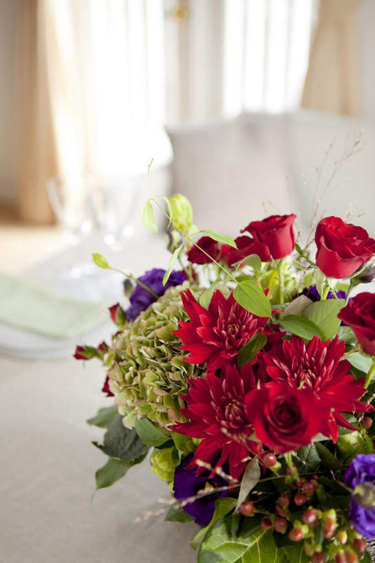 无人,客厅,竖图,俯视,室内,白天,爱情,幸福,纯洁,智慧,热情,餐桌,窗帘,地板,靠垫,沙发,桌子,玫瑰,杯子,餐具,叶子,许多,阴影,艺术,装饰,散落,盛开,反射,碟子,纺织物,高脚杯,盘,影子,墙,绿叶,玫瑰花,靠枕,地面,浪漫,花蕾,文化,木地板,墙壁,墙面,玻璃制品,花,花瓣,花朵,鲜花,排列,两个,一个,红色,紫色,白色,插花,盘子,酒杯,抱枕,碟,毛巾,枕头,花苞,花蕊,清洁,温暖,温馨,嫩叶,恩爱,单个,餐台,保暖,华丽,修饰,插花艺术,点缀,和睦,创造,起居室,队列,创作,感动,想象,香槟杯,透气,防水,衬托,美观,雅致,雅观,尊敬,客堂,储水,耐磨,吸水,天真,刺玫花,徘徊花,叶,叶片,玻璃杯,彩图,高角度拍摄,融洽,皮沙发