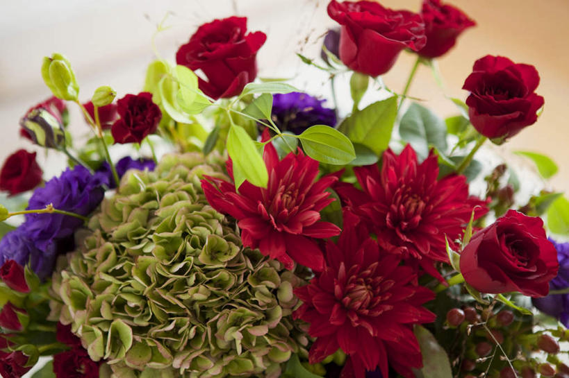 无人,横图,俯视,室内,特写,白天,爱情,幸福,纯洁,智慧,热情,餐桌,地板,桌子,玫瑰,叶子,许多,阴影,艺术,装饰,散落,盛开,反射,影子,绿叶,玫瑰花,浪漫,花蕾,文化,花,花瓣,花朵,鲜花,排列,红色,紫色,插花,花苞,花蕊,温暖,温馨,嫩叶,恩爱,餐台,华丽,修饰,插花艺术,点缀,和睦,创造,队列,创作,感动,想象,衬托,美观,雅致,雅观,尊敬,天真,刺玫花,徘徊花,叶,叶片,彩图,高角度拍摄,融洽