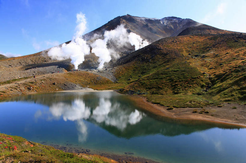 无人,横图,俯视,室外,白天,旅游,度假,草地,草坪,湖,湖泊,石头,美景,山,山脉,水,植物,北海道,日本,亚洲,阴影,光线,石子,影子,湖面,景观,山顶,山峰,水流,水面,云,云朵,山峦,云彩,娱乐,草,蓝色,绿色,白色,白云,蓝天,天空,阳光,自然,湖水,群山,天,享受,休闲,烟,景色,放松,晴朗,自然风光,东亚,沉积岩,日本国,北海道地方,北海道岛,道北,颠峰,极峰,旭岳雪场,水成岩,石块,岩石,晴空,彩图,高角度拍摄,上川支厅