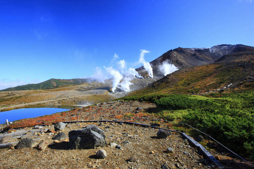 无人,栏杆,横图,室外,白天,正面,旅游,度假,草地,草坪,湖,湖泊,石头,美景,山,山脉,水,植物,北海道,日本,亚洲,阴影,光线,石子,影子,栅栏,湖面,景观,篱笆,山顶,山峰,水流,水面,围栏,山峦,娱乐,护栏,草,蓝色,绿色,白色,蓝天,天空,阳光,自然,湖水,群山,天,享受,休闲,烟,景色,放松,晴朗,自然风光,东亚,沉积岩,万里无云,日本国,北海道地方,北海道岛,道北,颠峰,极峰,水成岩,石块,岩石,晴空,晴空万里,彩图,上川支厅