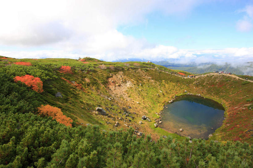 无人,横图,俯视,室外,白天,旅游,度假,草地,草坪,湖,湖泊,石头,美景,山,山脉,树林,水,植物,北海道,日本,亚洲,一排,阴影,整齐,光线,石子,影子,湖面,景观,山顶,山峰,水流,水面,云,云朵,山峦,云彩,娱乐,草,树,树木,排列,蓝色,绿色,白云,蓝天,天空,阳光,自然,湖水,群山,天,享受,休闲,景色,放松,生长,晴朗,成长,队列,自然风光,东亚,沉积岩,日本国,北海道地方,北海道岛,道北,颠峰,极峰,水成岩,石块,岩石,晴空,彩图,高角度拍摄,上川支厅