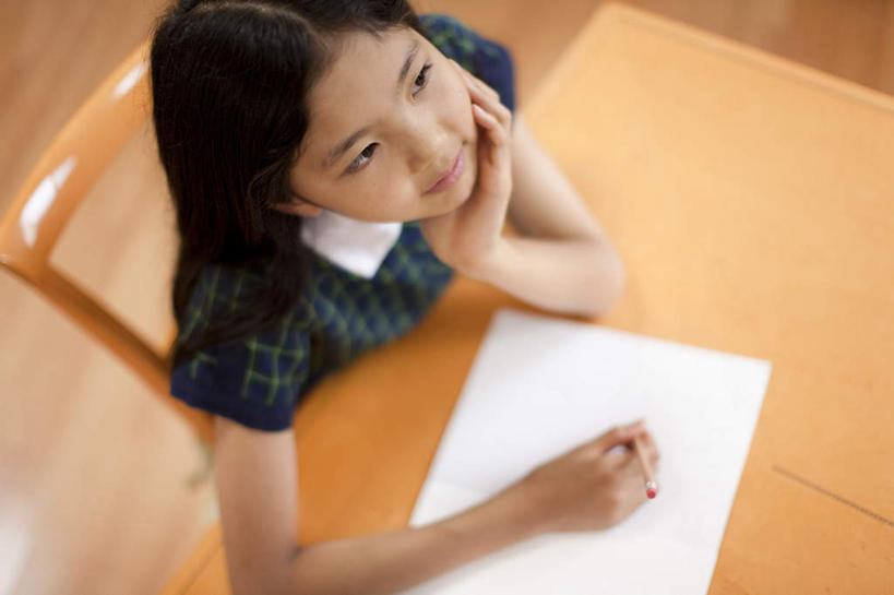 东方人,儿童,一个人,坐,举,横图,俯视,室内,白天,纯洁,地板,卧室,桌子,椅子,亚洲,仅一个女性,仅一个人,一张,撑,握,服装,笔,纸,木椅,办公用品,地面,拿,拿着,托腮,休闲装,黄种人,书桌,木地板,文具,小孩,衣服,白色,课桌,学习用品,托,仅一个小孩,休闲,休闲服,可爱,童年,童趣,握着,服饰,文具用品,一支,撑着,托下巴,童真,烂漫,无邪,天真,女孩,女人,女性,亚洲人,孩子,举起,举手,举着,向上举,向上伸,向上托,坐着,半身,彩图,高角度拍摄,睡房,卧房,女生