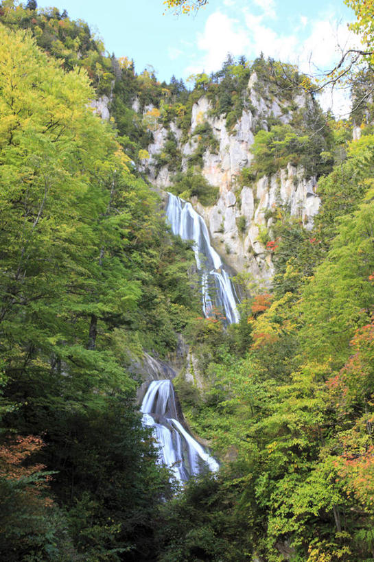 无人,公园,竖图,室外,白天,仰视,旅游,度假,湖,湖泊,石头,美景,瀑布,秋季,山,山脉,树林,水,植物,北海道,日本,亚洲,阴影,飞溅,溅,光线,石子,液体,影子,湖面,景观,山顶,山峰,水滴,水流,水面,云,云朵,山峦,云彩,娱乐,水珠,树,树木,黄色,蓝色,绿色,白云,蓝天,天空,阳光,自然,湖水,群山,天,享受,休闲,景色,放松,生长,晴朗,成长,喷洒,自然风光,东亚,沉积岩,日本国,北海道地方,北海道岛,国立公园,颠峰,极峰,水成岩,跌水,石块,岩石,晴空,秋,秋天,彩图,低角度拍摄,大雪山国立公园