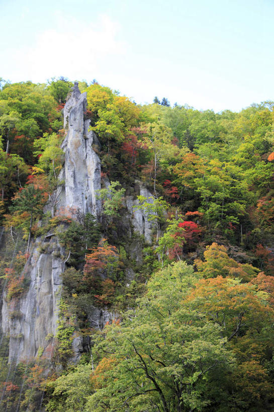 无人,公园,竖图,室外,白天,仰视,旅游,度假,湖,湖泊,石头,美景,瀑布,秋季,山,山脉,树林,水,植物,北海道,日本,亚洲,阴影,飞溅,溅,光线,石子,液体,影子,湖面,景观,山顶,山峰,水滴,水流,水面,云,云朵,山峦,云彩,娱乐,水珠,树,树木,黄色,蓝色,绿色,白云,蓝天,天空,阳光,自然,湖水,群山,天,享受,休闲,景色,放松,生长,晴朗,成长,喷洒,自然风光,东亚,沉积岩,日本国,北海道地方,北海道岛,国立公园,颠峰,极峰,水成岩,跌水,石块,岩石,晴空,秋,秋天,彩图,低角度拍摄,大雪山国立公园