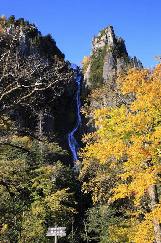 无人,公园,竖图,室外,白天,仰视,旅游,度假,湖,湖泊,石头,美景,瀑布,秋季,山,山脉,树林,水,植物,北海道,日本,亚洲,阴影,飞溅,溅,光线,石子,液体,影子,湖面,景观,山顶,山峰,水滴,水流,水面,云,云朵,山峦,云彩,娱乐,路牌,水珠,树,树木,一个,黄色,蓝色,绿色,白云,蓝天,天空,阳光,自然,湖水,群山,天,享受,休闲,景色,放松,生长,晴朗,单个,成长,喷洒,自然风光,东亚,沉积岩,日本国,北海道地方,北海道岛,国立公园,颠峰,极峰,水成岩,跌水,石块,岩石,晴空,秋,秋天,彩图,低角度拍摄,大雪山国立公园