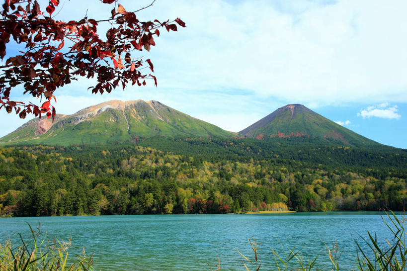 无人,横图,室外,白天,正面,旅游,度假,湖,湖泊,石头,美景,山,山脉,树林,水,植物,北海道,日本,亚洲,许多,阴影,光线,石子,影子,湖面,景观,山顶,山峰,水流,水面,云,云朵,山峦,云彩,娱乐,树,树木,树叶,红色,蓝色,绿色,白云,蓝天,天空,阳光,自然,湖水,群山,天,享受,休闲,景色,放松,生长,晴朗,成长,自然风光,东亚,沉积岩,日本国,三座,北海道地方,北海道岛,颠峰,极峰,水成岩,石块,岩石,晴空,彩图