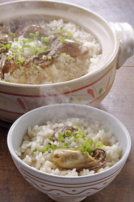 海鲜,米饭,无人,竖图,俯视,室内,特写,白天,烹饪,餐桌,餐具,阴影,反射,影子,日本料理,料理,食品,牡蛎,饭,锅,水产,菜肴,美食,海洋生物,食物,一个,碗,日式料理,日式,佳肴,单个,餐台,生蚝,五谷,水生动物,海产品,水生物,海底动物,进餐用具,烹调用具,彩图,高角度拍摄