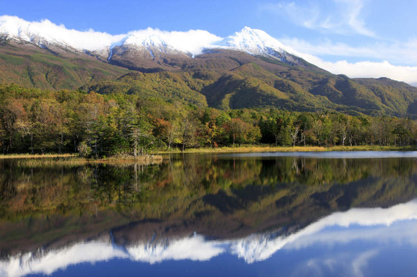 无人,横图,俯视,室外,白天,旅游,度假,草地,草坪,湖,湖泊,石头,美景,山,山脉,树林,水,雪山,植物,北海道,日本,亚洲,一排,阴影,整齐,光线,石子,影子,湖面,景观,山顶,山峰,水流,水面,云,云朵,枯树,山峦,云彩,娱乐,草,树,树木,排列,蓝色,绿色,白云,蓝天,天空,阳光,自然,湖水,群山,天,享受,休闲,景色,放松,生长,晴朗,成长,队列,自然风光,东亚,沉积岩,日本国,三座,北海道地方,北海道岛,颠峰,极峰,水成岩,石块,岩石,晴空,彩图,高角度拍摄