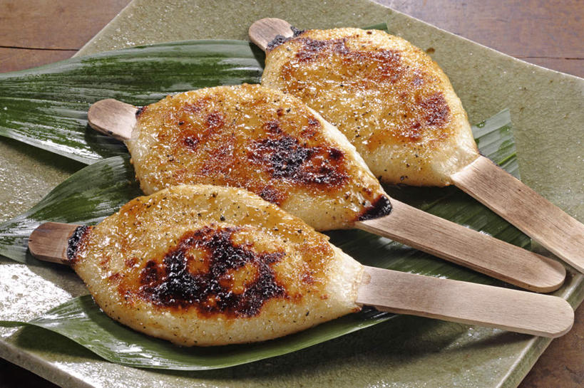 无人,横图,俯视,室内,特写,白天,烹饪,烧烤,餐桌,桌子,餐具,叶子,三根,一排,阴影,整齐,装饰,反射,碟子,木棒,盘,影子,粽叶,调料,酱料,酱汁,日本料理,料理,食品,年糕,绿叶,烤肉,调味品,调味料,菜肴,美食,食物,排列,绿色,白色,盘子,碟,碗,日式料理,日式,嫩叶,佳肴,餐台,华丽,修饰,点缀,队列,箬叶,芦苇叶,衬托,美观,雅致,雅观,叶,叶片,进餐用具,烹调用具,彩图,高角度拍摄