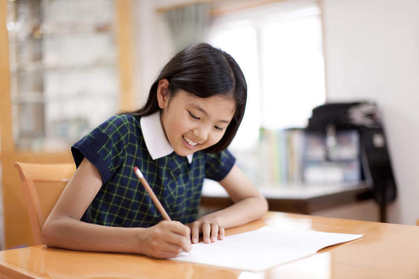 东方人,儿童,一个人,坐,举,笑,微笑,露齿笑,横图,俯视,室内,白天,窗户,窗帘,地板,落地窗,卧室,桌子,椅子,亚洲,仅一个女性,仅一个人,一张,撑,握,写字,笔,书包,纸,木椅,办公用品,地面,拿,拿着,托腮,黄种人,书桌,木地板,玻璃窗,文具,小孩,绿色,白色,黑色,课桌,学习用品,托,仅一个小孩,书橱,握着,文具用品,一支,撑着,托下巴,女孩,女人,女性,亚洲人,孩子,举起,举手,举着,向上举,向上伸,向上托,坐着,半身,彩图,高角度拍摄,睡房,卧房,女生