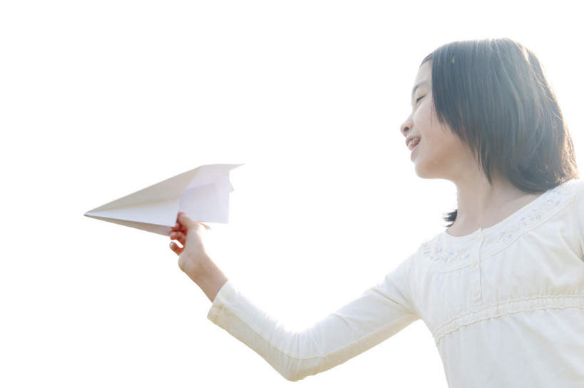 东方人,儿童,一个人,举,笑,微笑,露齿笑,横图,室外,白天,仰视,飞机,亚洲,仅一个女性,仅一个人,握,阴影,艺术,光线,影子,折纸,纸艺,手工艺品,云,云朵,拿,云彩,拿着,注视,黄种人,文化,小孩,蓝色,白云,蓝天,天空,阳光,工艺品,天,观察,看,托,仅一个小孩,握着,晴朗,观看,纸飞机,察看,高雅,关注,工艺折纸,自信心,品位,女孩,女人,女性,亚洲人,孩子,晴空,举起,举手,举着,向上举,向上伸,向上托,半身,彩图,低角度拍摄,女生