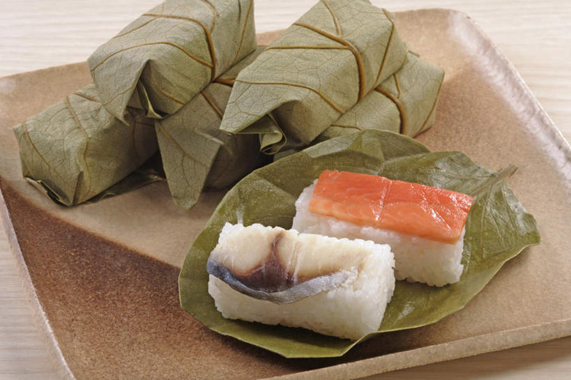 寿司,无人,横图,俯视,室内,白天,烹饪,蔬菜,餐具,叶子,一排,许多,新鲜,整齐,装饰,包裹,碟子,盘,日本料理,料理,食品,绿叶,菜肴,美食,食物,排列,一个,盘子,碟,日式料理,日式,嫩叶,佳肴,有机食品,绿色食品,单个,堆,华丽,修饰,点缀,队列,衬托,美观,雅致,雅观,叶,叶片,进餐用具,彩图,高角度拍摄