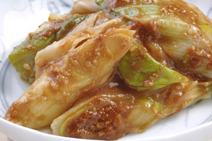 无人,横图,俯视,室内,特写,白天,烹饪,桌面,桌子,蔬菜,洋葱,餐具,阴影,朦胧,模糊,新鲜,反射,木制,碟子,盘,影子,调料,日本料理,料理,食品,调味品,调味料,菜肴,美食,食物,一个,白色,盘子,木制品,碟,日式料理,日式,佳肴,有机食品,绿色食品,单个,圆葱,洋葱头,球葱,彩图,高角度拍摄