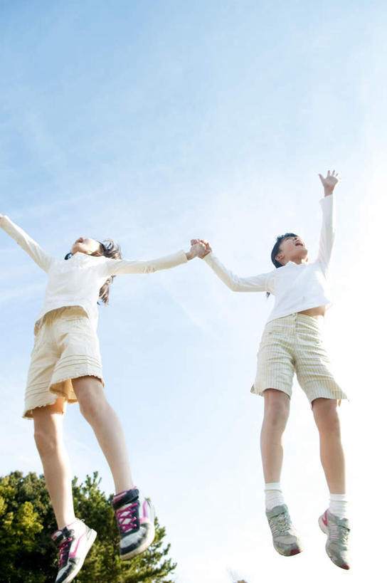 东方人,儿童,手,两个人,伙伴,朋友,跳,举,竖图,室外,白天,仰视,友谊,纯洁,植物,亚洲,牵,阴影,服装,光线,影子,云,云朵,半空,云彩,注视,休闲装,黄种人,树,树木,小孩,衣服,蓝色,绿色,白云,蓝天,天空,阳光,自然,天,观察,看,托,休闲,同学,手部,休闲服,可爱,童年,童趣,服饰,生长,晴朗,成长,观看,牵着,察看,关注,童真,烂漫,无邪,天真,友情,女孩,女人,女性,亚洲人,晴空,举起,举手,举着,跳跃,向上举,向上伸,向上托,彩图,低角度拍摄,全身,女生
