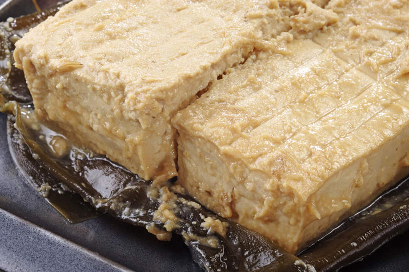 豆腐,无人,横图,俯视,室内,特写,白天,烹饪,餐具,三块,阴影,反射,碟子,盘,影子,调料,日本料理,料理,食品,调味品,调味料,菜肴,美食,食物,一个,盘子,碟,日式料理,日式,佳肴,单个,豆制品,彩图,高角度拍摄