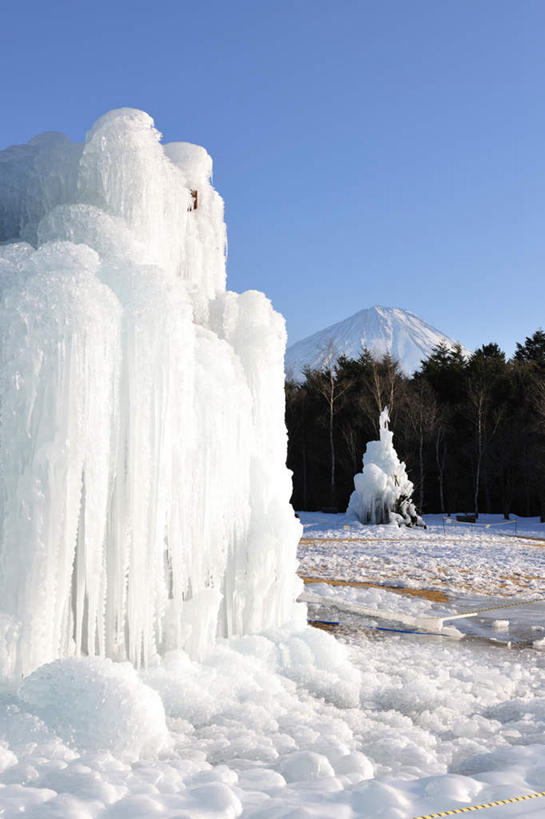 无人,公园,竖图,室外,白天,仰视,度假,美景,树林,雪,雪山,植物,大雪,地标,建筑,雕塑,日本,亚洲,一座,阴影,艺术,装饰,光线,雕刻,雕像,影子,积雪,景观,雪景,冬季,冬天,娱乐,建设,树,树木,蓝色,绿色,蓝天,天空,阳光,自然,工艺品,天,享受,休闲,景色,放松,寒冷,生长,晴朗,成长,纪念,美术,冰雕,主题,陈列,东亚,两座,本州,万里无云,本州岛,日本国,中部地方,山梨,山梨县,功能,美学,严寒,野鸟公园,晴空,晴空万里,彩图,低角度拍摄