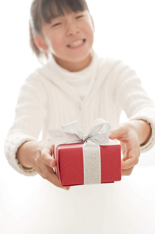 东方人,儿童,手,一个人,站,笑,微笑,露齿笑,竖图,室内,白天,白色背景,正面,纯洁,礼盒,礼物,亚洲,仅一个女性,仅一个人,握,阴影,服装,反射,丝绸,丝带,影子,纸盒,缎带,拿,拿着,注视,休闲装,黄种人,绸带,盒子,一个,小孩,衣服,红色,白色,包装盒,蝴蝶结,礼品盒,观察,看,伸,站着,仅一个小孩,休闲,手部,休闲服,可爱,童年,童趣,握着,摄影,服饰,礼品,影棚,单个,观看,察看,伸出,关注,童真,烂漫,无邪,天真,女孩,女人,女性,亚洲人,孩子,站立,半身,彩图,影棚拍摄,拍摄,女生