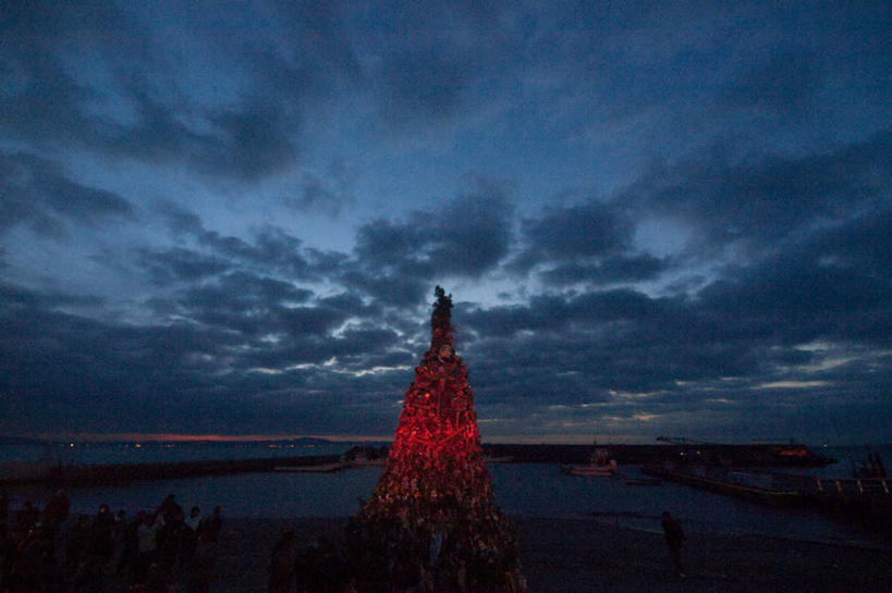 东方人,码头,横图,室外,白天,正面,旅游,度假,海浪,海洋,石头,美景,日落,沙滩,山,山脉,植物,港口,轮船,船,神奈川,日本,亚洲,一棵,阴影,节日,庆祝,装饰,光线,沙子,石子,影子,海岸,景观,浪花,山顶,山峰,晚霞,霞光,云,云朵,灯光,沙地,山峦,神奈川县,许多人,云彩,黄种人,文化,娱乐,树,树木,蓝色,绿色,蓝天,天空,自然,海水,黄昏,交通工具,群山,天,一群人,庆典,享受,休闲,景色,彩霞,放松,生长,成长,纪念,华丽,修饰,点缀,自然风光,载具,海景,东亚,沉积岩,本州,关东地方,本州岛,日本国,衬托,美观,雅致,雅观,颠峰,极峰,水成岩,亚洲人,大海,风浪,海,海水的波动,海滩,近岸浪,石块,岩石,涌浪,夕阳,半身,彩图,摆渡口,埠头,渡口,渡头,港湾,海港,货运码头,口岸,商港