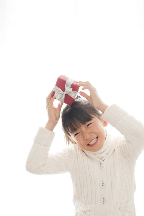 东方人,儿童,手,一个人,站,举,笑,微笑,露齿笑,竖图,室内,白天,白色背景,正面,纯洁,礼盒,礼物,亚洲,仅一个女性,仅一个人,握,阴影,服装,反射,丝绸,丝带,影子,纸盒,缎带,拿,拿着,顶,注视,休闲装,黄种人,绸带,盒子,一个,小孩,衣服,红色,白色,包装盒,蝴蝶结,礼品盒,观察,看,托,站着,仅一个小孩,休闲,手部,休闲服,可爱,童年,童趣,放,握着,摄影,服饰,礼品,影棚,单个,观看,察看,关注,童真,烂漫,无邪,天真,女孩,女人,女性,亚洲人,孩子,举起,举手,举着,向上举,向上伸,向上托,站立,半身,彩图,影棚拍摄,拍摄,女生