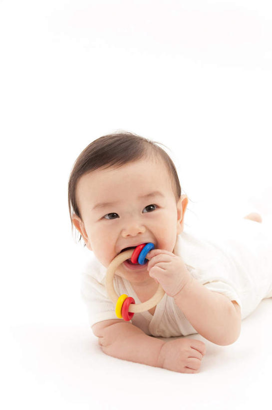 东方人,婴儿,儿童,嘴,笑,微笑,竖图,室内,白天,白色背景,正面,游戏,纯洁,玩具,亚洲,握,咬,服装,拿,玩,拿着,注视,休闲装,黄种人,娱乐,小孩,衣服,黄色,红色,蓝色,观察,看,趴着,休闲,休闲服,可爱,益智,握着,摄影,服饰,活泼,影棚,观看,活动,咬着,察看,发泄,关注,消遣,智力,宝宝,纯真,烂漫,无邪,宣泄,伶俐,天真,亚洲人,孩子,口,口腔,嘴巴,嘴唇,趴,玩耍,嬉戏,半身,彩图,影棚拍摄,拍摄