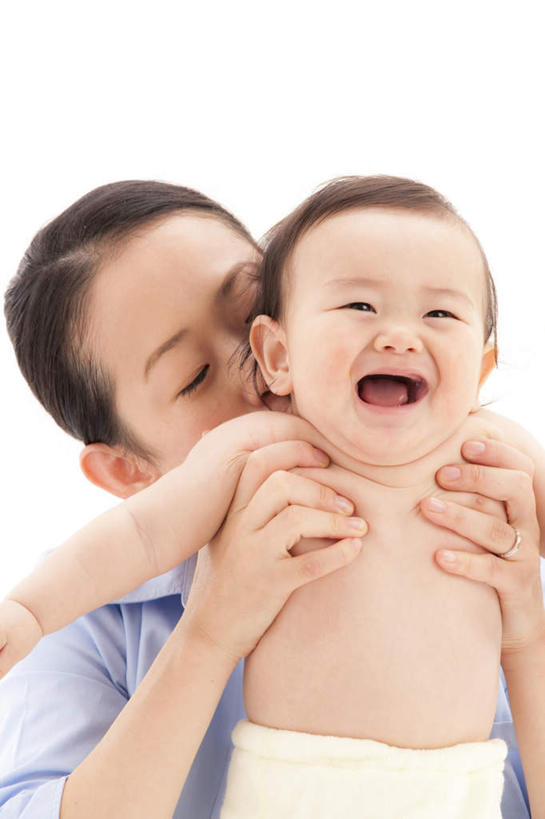 东方人,婴儿,儿童,嘴,两个人,家庭,母亲,站,举,抱,笑,吻,微笑,竖图,室内,白天,白色背景,正面,纯洁,亚洲,服装,注视,休闲装,黄种人,尿布,纸尿裤,尿不湿,小孩,衣服,扶,观察,看,托,站着,张嘴,休闲,温暖,温馨,一家人,休闲服,抓,可爱,母爱,童年,童趣,摄影,服饰,活泼,影棚,抱着,观看,和睦,察看,抓着,扶着,搂着,纸尿布,关注,宝宝,张大嘴巴,童真,纯真,烂漫,无邪,纸尿片,母婴,伶俐,天真,年轻女性,女人,女性,亚洲人,孩子,年轻人,口,口腔,嘴巴,嘴唇,张开嘴,举起,举手,举着,搂,搂抱,亲,亲吻,向上举,向上伸,向上托,站立,半身,彩图,影棚拍摄,拍摄,融洽