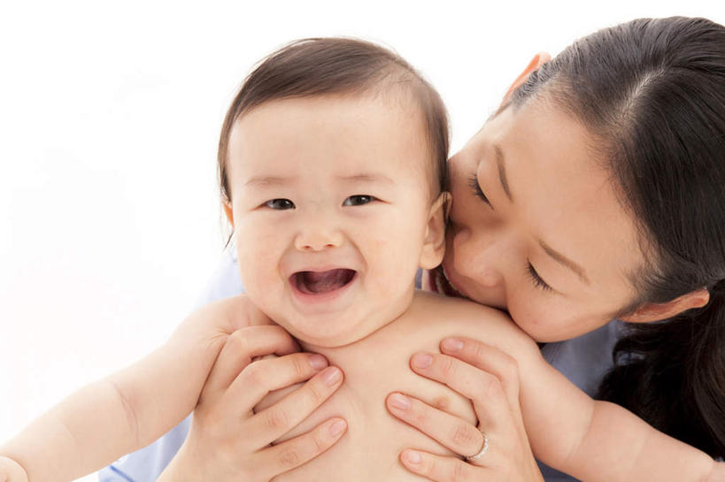 东方人,婴儿,儿童,嘴,两个人,家庭,母亲,站,举,抱,笑,吻,微笑,横图,室内,白天,白色背景,正面,纯洁,亚洲,服装,注视,休闲装,黄种人,小孩,衣服,扶,观察,看,托,站着,张嘴,休闲,温暖,温馨,一家人,休闲服,抓,可爱,母爱,童年,童趣,摄影,服饰,活泼,影棚,抱着,观看,和睦,察看,抓着,扶着,搂着,关注,宝宝,张大嘴巴,童真,纯真,烂漫,无邪,母婴,伶俐,天真,年轻女性,女人,女性,亚洲人,孩子,年轻人,口,口腔,嘴巴,嘴唇,张开嘴,举起,举手,举着,搂,搂抱,亲,亲吻,向上举,向上伸,向上托,站立,半身,彩图,影棚拍摄,拍摄,融洽