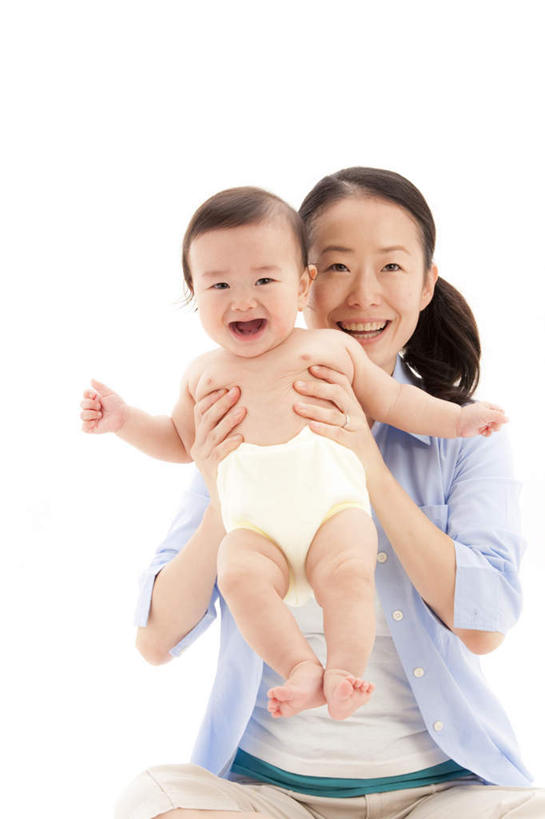 东方人,婴儿,儿童,嘴,两个人,家庭,母亲,坐,举,抱,笑,微笑,竖图,室内,白天,白色背景,仰视,纯洁,亚洲,服装,注视,休闲装,黄种人,尿布,纸尿裤,尿不湿,小孩,衣服,扶,观察,看,托,张嘴,休闲,温暖,温馨,一家人,休闲服,抓,可爱,母爱,童年,童趣,摄影,服饰,活泼,影棚,抱着,观看,和睦,察看,抓着,扶着,搂着,纸尿布,关注,宝宝,张大嘴巴,童真,纯真,烂漫,无邪,纸尿片,母婴,伶俐,天真,年轻女性,女人,女性,亚洲人,孩子,年轻人,口,口腔,嘴巴,嘴唇,张开嘴,举起,举手,举着,搂,搂抱,向上举,向上伸,向上托,坐着,半身,彩图,低角度拍摄,影棚拍摄,拍摄,融洽