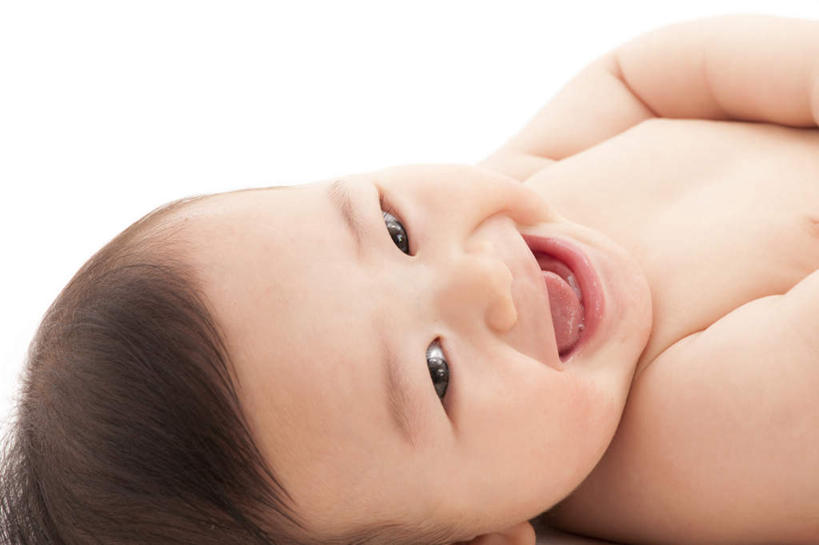 东方人,婴儿,儿童,嘴,手,一个人,躺,笑,微笑,横图,俯视,室内,白天,白色背景,纯洁,亚洲,仅一个人,注视,黄种人,小孩,观察,看,手部,可爱,放,摄影,活泼,影棚,观看,察看,关注,宝宝,纯真,烂漫,无邪,卧着,伶俐,天真,亚洲人,孩子,口,口腔,嘴巴,嘴唇,躺着,卧,半身,彩图,高角度拍摄,影棚拍摄,拍摄