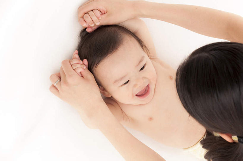 东方人,婴儿,儿童,嘴,手,两个人,家庭,母亲,躺,举,笑,摸,微笑,横图,俯视,室内,白天,白色背景,纯洁,亚洲,抚摸,握,注视,黄种人,尿布,纸尿裤,尿不湿,小孩,观察,看,托,张嘴,温暖,温馨,一家人,手部,可爱,母爱,童年,童趣,搭,握着,摄影,活泼,影棚,观看,和睦,察看,纸尿布,搭着,关注,宝宝,张大嘴巴,童真,纯真,烂漫,无邪,纸尿片,母婴,卧着,伶俐,天真,年轻女性,女人,女性,亚洲人,孩子,年轻人,口,口腔,嘴巴,嘴唇,张开嘴,触摸,接触,举起,举手,举着,躺着,卧,向上举,向上伸,向上托,半身,彩图,高角度拍摄,影棚拍摄,拍摄,融洽