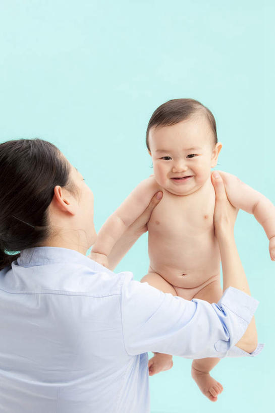 东方人,婴儿,儿童,两个人,家庭,母亲,站,举,笑,微笑,竖图,室内,白天,仰视,纯洁,亚洲,绿色背景,服装,注视,休闲装,黄种人,小孩,衣服,扶,观察,看,托,站着,休闲,温暖,温馨,一家人,休闲服,抓,可爱,母爱,童年,童趣,摄影,服饰,活泼,影棚,观看,和睦,察看,抓着,扶着,关注,宝宝,童真,纯真,烂漫,无邪,母婴,伶俐,天真,年轻女性,女人,女性,亚洲人,孩子,年轻人,举起,举手,举着,向上举,向上伸,向上托,站立,半身,彩图,低角度拍摄,影棚拍摄,拍摄,融洽