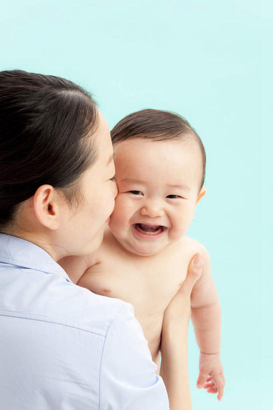 东方人,婴儿,儿童,嘴,背部,两个人,家庭,母亲,站,举,笑,吻,微笑,竖图,室内,白天,正面,纯洁,亚洲,绿色背景,服装,注视,休闲装,黄种人,小孩,衣服,扶,观察,看,托,站着,休闲,温暖,温馨,一家人,休闲服,抓,可爱,母爱,童年,童趣,摄影,服饰,活泼,影棚,观看,和睦,察看,抓着,扶着,关注,宝宝,童真,纯真,烂漫,无邪,母婴,伶俐,天真,年轻女性,女人,女性,亚洲人,孩子,年轻人,口,口腔,嘴巴,嘴唇,举起,举手,举着,亲,亲吻,向上举,向上伸,向上托,站立,半身,彩图,影棚拍摄,拍摄,融洽